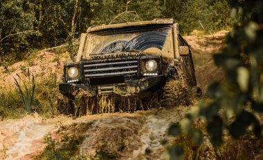Yol spor kamyondan dağlar manzara arasında. 4 x 4 trekking seyahat. Safari suv. Sefer offroader. Lastik yarış için hazırlık. Ralli yarış.