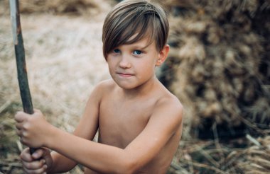 Sarışın çocuk yaprakları ile oynama ve kameraya arıyorum. Satılık tüm sonbahar koleksiyonu, inanılmaz indirimler ve harika bir seçim. Çocuk çocuk giyim sonbahar için tanıtır. Mutlu çocukluk.