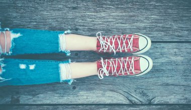 Macera zamanı insanlar için. Kamp ve macera arka plan. Çocuk kavramı macera. Camp kırmızı spor ayakkabılar. Tatil kampı ve yaz tatili.