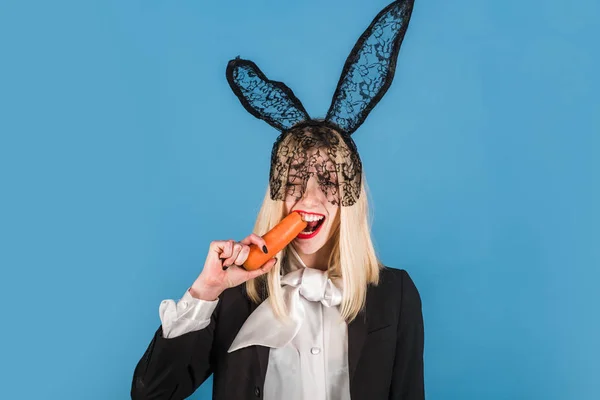 Готовий до вечірки. Щасливий Великдень Досить, модна жінка носить кролячі вуха на головах. концепція великодніх свят . — стокове фото