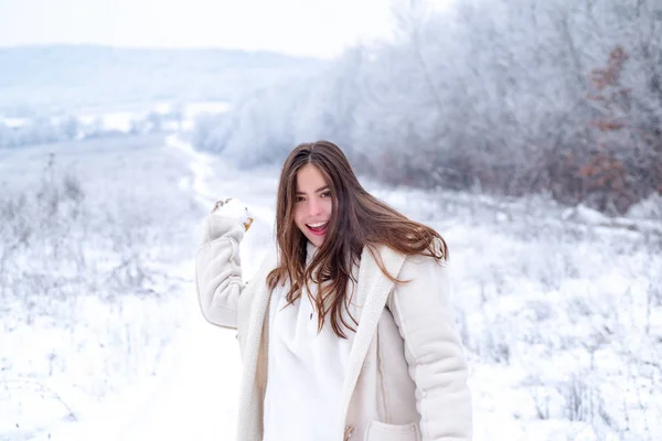 Bon hiver. Jouer avec la neige et s'amuser dans le parc d'hiver. Activité fille souriante en voyage d'hiver. S'amuser en vacances d'hiver. Profiter du temps et de la neige. — Photo