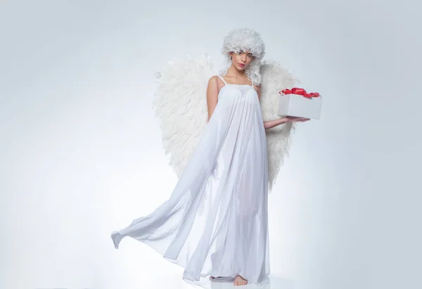 Valentijnsdag symbool. Angel vrouw met vleugels geïsoleerd. Kunst foto van een Angelic mooie vrouw. — Stockfoto
