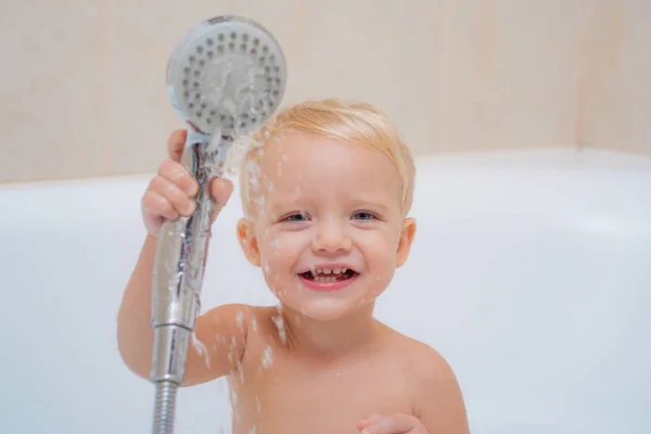 Bébé mignon se lave les cheveux dans le bain. Concept pour la santé et la routine quotidienne. Bébé avec une serviette après avoir pris un bain. Bain enfant . — Photo
