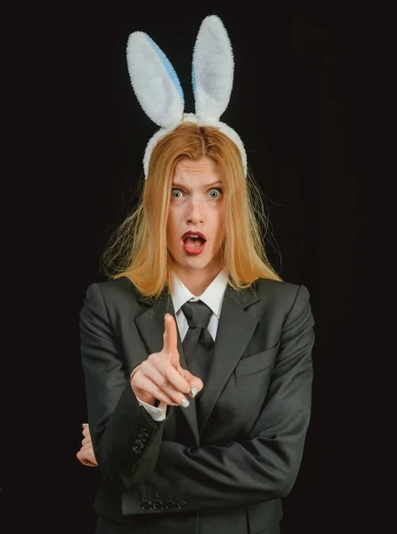 Mooi bunny meisje knipogen en tong uit. Close-up van winking bunny meisje gezicht. Sexy vrouw het dragen van een zwarte paashaas. — Stockfoto