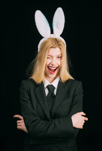 Retrato de una mujer feliz en orejas de conejo guiñando un ojo. Primer plano de la cara de conejita guiñando un ojo. Guiño chica conejita bonita . — Foto de Stock