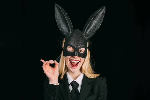 Retrato de una mujer feliz en orejas de conejo guiñando un ojo. Mujer joven de Pascua en orejas de conejo. Dulce encantadora atractiva adorable encantadora alegre chica positiva en orejas de conejo celebrando la Pascua —  Fotos de Stock
