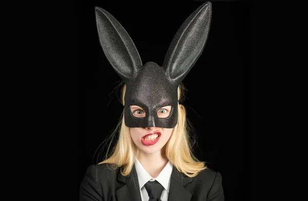 Sexy kobieta z maską Easter Bunny na czarnym tle i wygląda bardzo zmysłowo. Zbliżenie mrugającej twarzy króliczki. sexy kobieta w masce wielkanocny króliczek i wygląda bardzo zmysłowo. — Zdjęcie stockowe