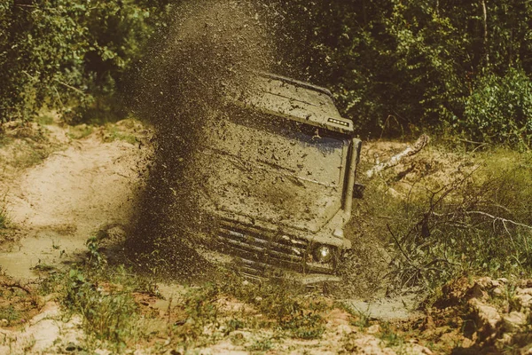 오프 로드 여행 산악도로. 큰 4 x 4 차 개념 여행. 진흙에 추적 합니다. 4 × 4 오프 로드 suv 자동차입니다. 오프 로드 자동차입니다. 사파리입니다. 최고의 오프 로드 차량입니다. 랠리 레이싱. — 스톡 사진
