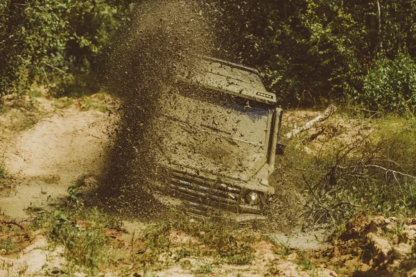 Viagem off-road na estrada da montanha. Conceito de viagem com grande carro 4x4. Rastrear na lama. 4x4 Off-road carro SUV. Carro desligado. Safari. Melhores veículos fora de estrada. Corridas de rali . — Fotografia de Stock