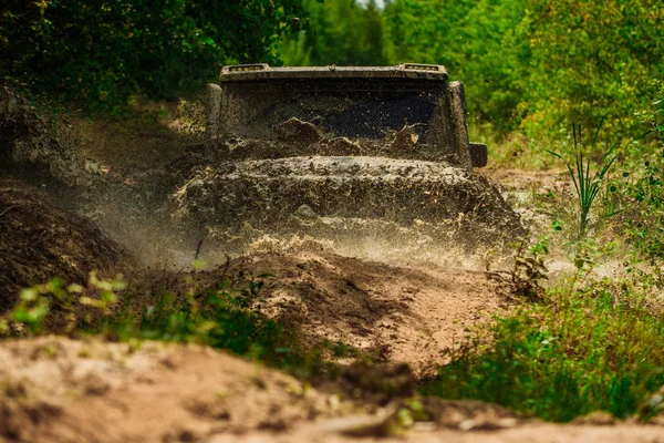 Schlamm und Wasser plätschern bei Offroad-Rennen. Spuren auf einem matschigen Feld. Expeditions-Offroader. Spur auf Schlamm. Geländewagen 4x4. Geländewagen. Safari. Rallye-Rennen. — Stockfoto