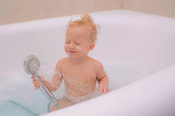 Glücklicher kleiner Junge in der Badewanne. kleiner Junge in Badewanne mit flauschiger Seifenblase. Kind im Bad. Waschen und Baden von Kindern. — Stockfoto