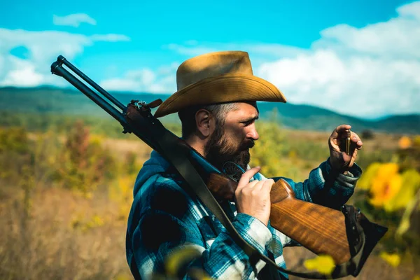 Jagd in Amerika. Jäger mit Gewehr auf Jagd. Jäger in der Herbstjagdsaison. texas ranger. — Stockfoto