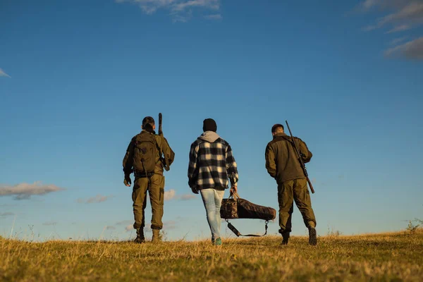 Fusiles de caza americanos. Caza sin fronteras. Hunter con escopeta a la caza . — Foto de Stock