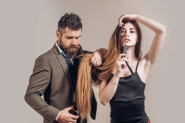 Cheveux longs. Coupes de cheveux mode. Baume sur les parties sèches du corps pour turiser la peau. barbu élégant salon de coiffure client . — Photo