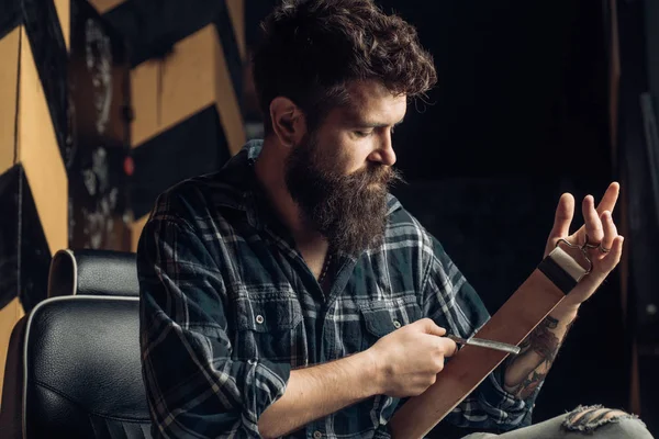 Tijeras de peluquero y peluquería de afeitar recta. Tan moderno y elegante. Retrato de barba de hombre con estilo. Estilo de cabello y estilista. Barba corte de estilo . —  Fotos de Stock