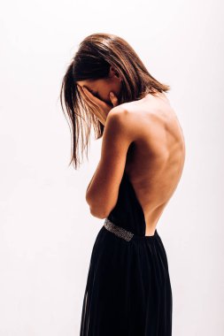 Duygular. Üzüntü ve hayal kırıklığı. Depresyona girmiş, güzel, mükemmel vücutlu bir kadın ağlıyor..