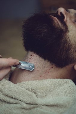 Kuaför makası ve ustura. Çok trendy ve şık. Şık adam sakal portresi. Saç stili ve saç stilisti. Styling sakal kesmek. Kuaför Dükkanı araçları boşaltmak eski ahşap zemin üzerine.