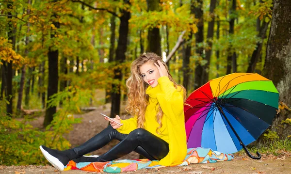 Foto de moda ao ar livre de jovem bela senhora rodeado folhas de outono. Mulher bonita andando no Parque e apreciando a bela natureza do outono. Menina bonito de bom humor posando no dia de outono . — Fotografia de Stock