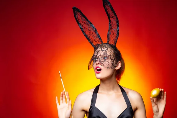 Happy Easter Sexy kobieta z bunny uszy na czerwonym tle. Koncepcja Wakacje Wielkanoc. Portret z bliska. Zdobienia jaj. Ferie wiosenne. — Zdjęcie stockowe