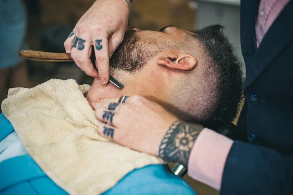 Barber shop design. Barber Shop Studios. Holič nůžky a břitva. On dělá stylingu s holicí strojek. — Stock fotografie