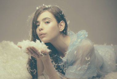 Duygu rahat. Sevimli kız kuş tüyü yatak yastık ve yatak üzerinde rahatlatıcı. Güzel kızla tüy uzun saç geceliği iç çamaşırı. İyi bir uyku için yatak ettiğini bilmiyorum. Genç kadın giyim ipeksi mavi gece