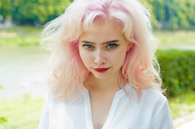 Saç dökülmesi ve bakım. Makyaj kozmetik ve cilt bakımı. Güzellik Salonu ve Kuaför. Kadın moda portre. saç boyama. moda makyaj kız. Seksi hissediyor