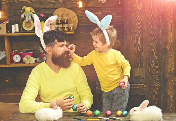 Дитина і батько тримають кошик з розфарбованими яйцями . — стокове фото