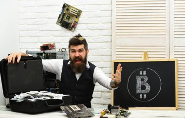 Bitcoin iş fırsatları her yerdeler. Kripto para birimi için kağıt para. Sakallı adam nakit para ile. Sakallı hippi bitcoin sembol ve dolar ile. Sunucu odasında iş adamı