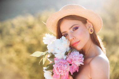 Doğal güzellik ve spa terapisi. Uzun saçlı kız yaz. Bahar kadın. Bahar ve tatil. Kadın moda makyaj ile. yüz ve cilt bakımı. Yaz aylarında seyahat. yaz tatili ve tatil