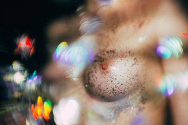 Plastik cerrahi. XXL ve Xl göğüs boyutu. Sağlık. Vücut sanatı. Kozmetik. Kendi kendine muayene. Meme kanseri önleme. Meme Kanseri Bilinçlendirme. Kadının çıplak göğüs. hyaluronik asit enjeksiyonları