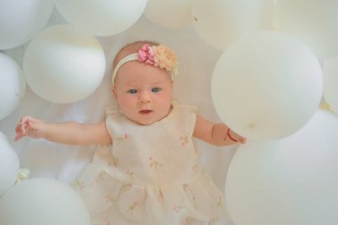 Bu gelecekteki bebeği var. Küçük kız. Doğum günün kutlu olsun. Tatlı küçük bebek. Yeni bir hayat ve doğum. Beyaz balonlar mutlu küçük çocuk portresi. Aile. Çocuk Bakımı. Çocuk günü. Mutluluk çocukluk