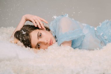 Hayallerinde kaybettim. Güzel kızla tüy uzun saç ipek pijama. Sevimli kız kuş tüyü yatak yastık ve yatak üzerinde rahatlatıcı. İyi uykular Pijama giyiyor. Uyku aşınmaya genç kadın
