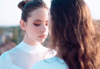 Sadece saçımı gitmek icar. Yeni saç modelleri ile şirin kızlar. Doğal dalgalı saç modeli ve saç topuz ile genç kızlar. Saç Bakımı ve saç şekillendirme rutin. Sağlıklı saç olan genç kadın