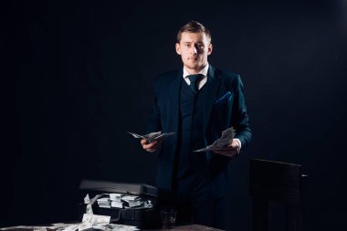 İşadamı muhasebeci ofisinde çalışıyorum. Takım elbiseli adam. Mafya. Para kazanmak. Ekonomi ve Finans. Adam muhasebeci. Para hareket. Küçük iş kavramı. Başarı yolunda