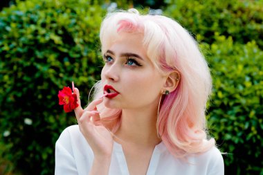 Yaz makyaj kız. Makyaj kozmetik ve cilt bakımı. Çiçekli bahar kadın. Yaz güzellik. Kadın moda portre. saç boyama. Her yerde bahar