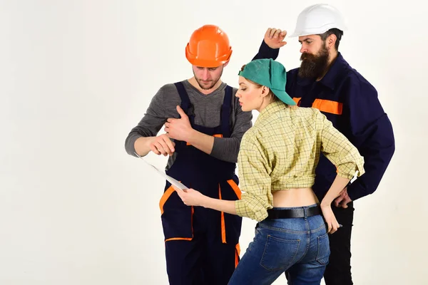 Volledige concentratie op het werk. Mannen en vrouw bouwers werken in team. Werknemers in de bouw. Professionele mensen die werken op bouwwijze. Team van de bouw van ingenieurs en architecten aan het werk — Stockfoto