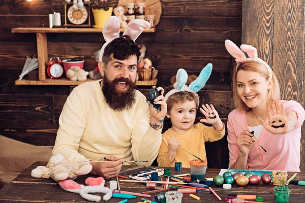 Paskalya bunny kostüm. Anne, baba ve yumurta Boyama Çocuk. — Stok fotoğraf
