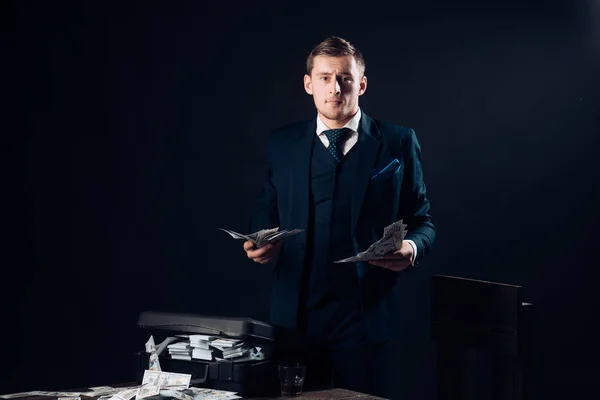 El hombre de negocios trabaja en la oficina de contabilidad. Hombre de traje. Mafia. Ganando dinero. Economía y finanzas. Hombre contable. Transacción de dinero. Concepto de pequeña empresa. Camino al éxito —  Fotos de Stock