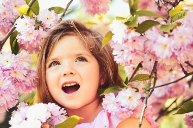 Hareketli günün. Bahar. hava tahmini. yüz ve cilt bakımı. çiçekler alerjisi. Güneşli bahar, küçük kız. Küçük çocuk. Doğal güzellik. Çocuk günü. Yaz kız moda. Mutlu çocukluk