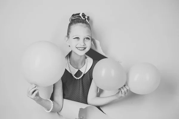 Küçük kız saç modeli ile balon tutun. Küçük kız çocuk Parti balonları, kutlama. Doğum günü, mutluluk, çocukluk, bak. Balonlarla doğum gününde evlat. Güzellik ve moda, punchy pastel. — Stok fotoğraf
