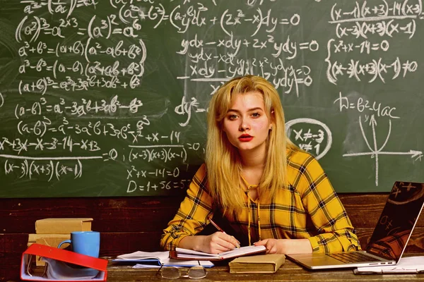 Les élèves sont généralement excités par le matériel. Les élèves se préparent à réussir cette année scolaire. Enseignant en lunettes lisant des rapports d'étudiants talentueux corrigeant des erreurs — Photo