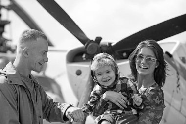 Bütün dünyada. Anne ve baba ile oğlu, helikopter. Aile tatili. Tatil gezisinde çocuk çocuk aile çiftle. Helikopter turu ve seyahat. Hava yolculuğu. Hava yoluyla ulaşım zevk