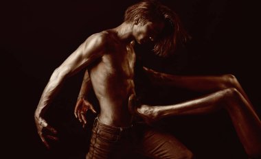 gümüş gövde sanat seksi çift aşk için. Erkek ve kadın gümüş beden sanatı.