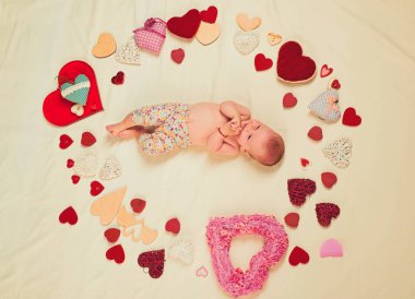 Sevgililer için küçük melek. Aile. Çocuk Bakımı. Küçük kız kırmızı kalpler arasında. Seviyorum. Mutlu küçük çocuk portresi. Çocukluk mutluluk. Sevgililer günü. Tatlı küçük bebek. Yeni bir hayat ve doğum