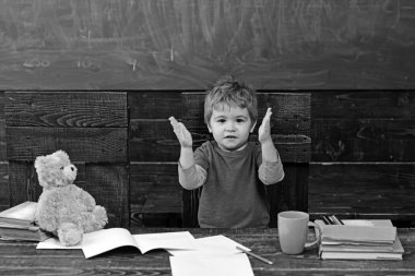 Heyecanlı çocuk elleri alkışlar. Komik çocuk şarkı neşeli şarkı. Küçük çocuk anaokulu