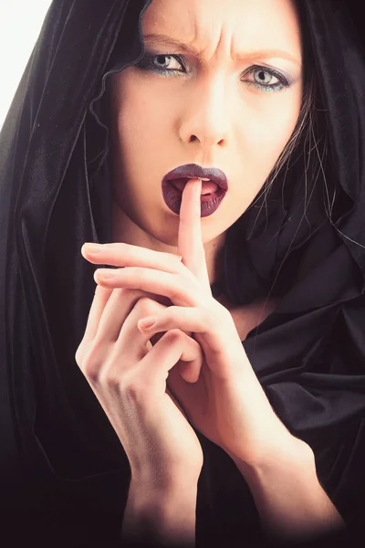 Mulher bonita com um pano preto. lábios escuros de menina sob capuz — Fotografia de Stock