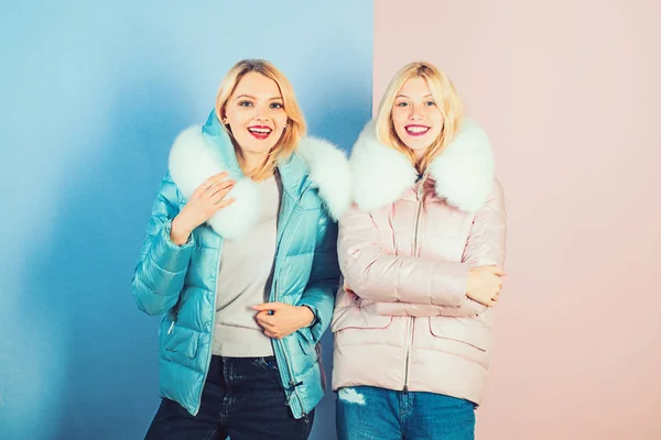 Die natürliche Wahl für die Wintergarderobe. Trends der Wintermode. Models in Kapuzen mit Pelz. sexy Frauen tragen warme Wintermäntel. hübsche Frauen in modischen Kugelfischen. hält warm und sieht gut aus — Stockfoto