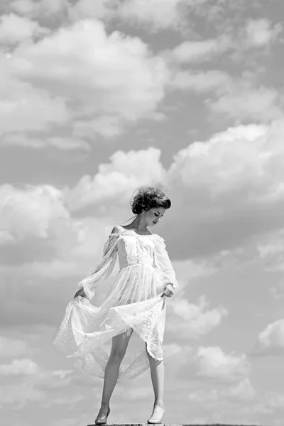 Concepto de estilo de vida - hermosa mujer feliz disfrutando del verano al aire libre . —  Fotos de Stock