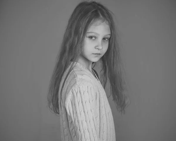 Niedliche Kind Mädchen 4-5 Jahre alt posiert. in stylischer Kleidung. Blick in die Kamera. Kindheit. — Stockfoto