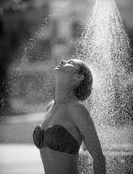 Vrouw met douche onder tropische waterval, bali. — Stockfoto